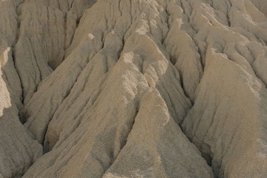 干燥的沙漠地形以引人注目的沙丘结构为特色，展现了大自然的侵蚀模式