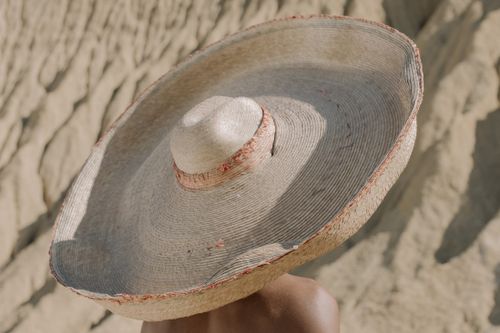 Free Elegant fashion concept with sombrero hat, desert backdrop, and sun protection. Stock Photo