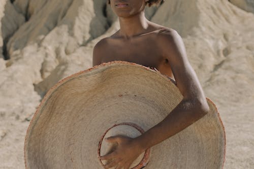 Gratis arkivbilde med afrikansk amerikansk gutt, holde, skjorteløs