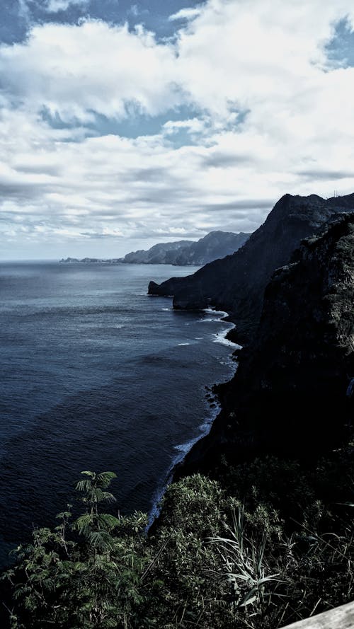 Ücretsiz ada, dağ, dalgalar içeren Ücretsiz stok fotoğraf Stok Fotoğraflar