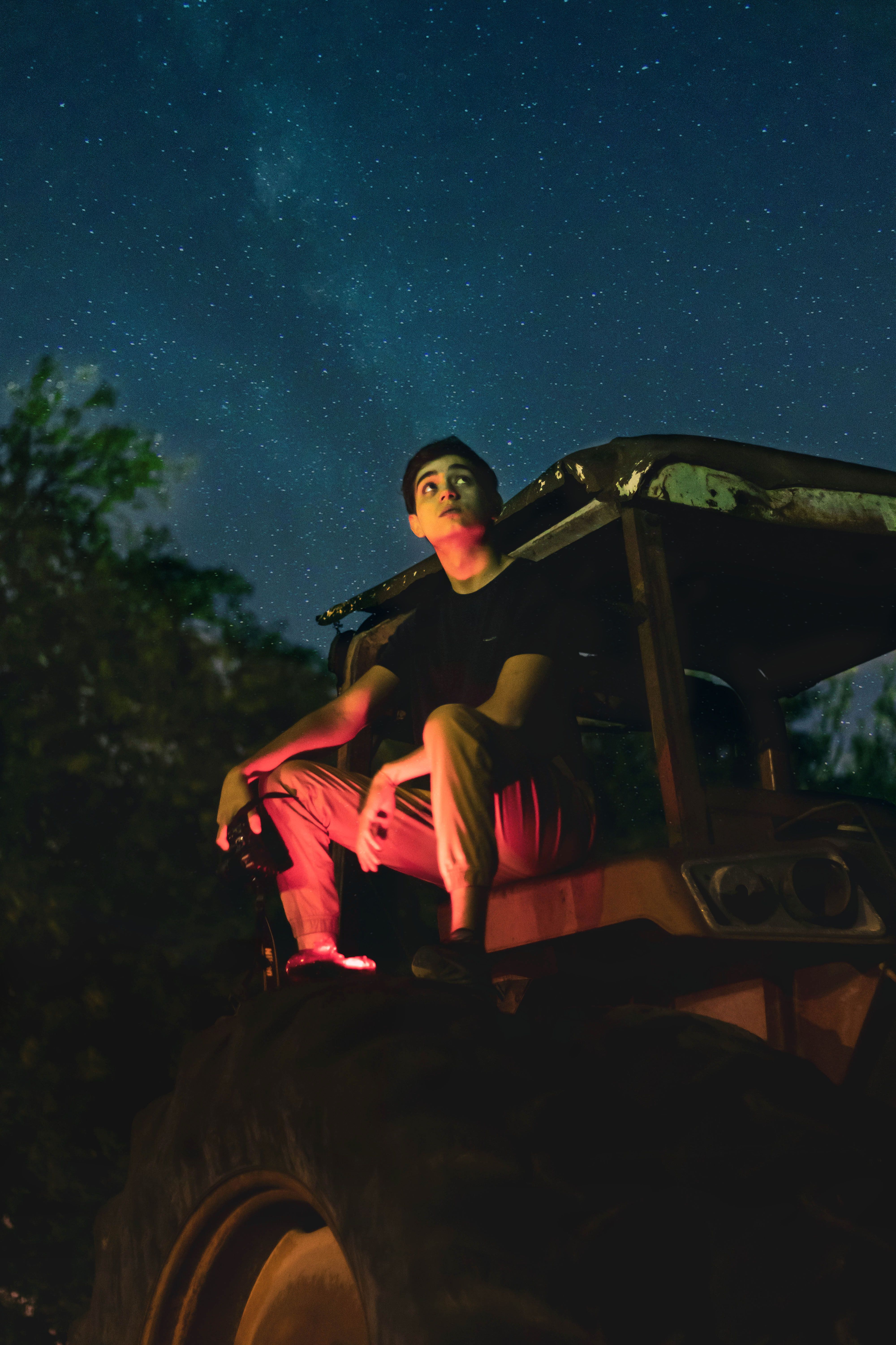 星空下，墨西哥一名年轻人坐在拖拉机上