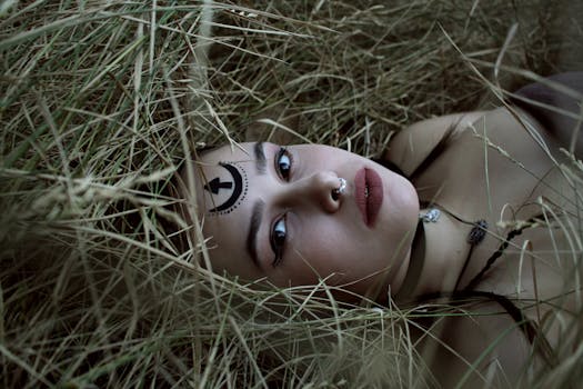 一位女性躺在草丛中，面部设计独特，肖像十分迷人