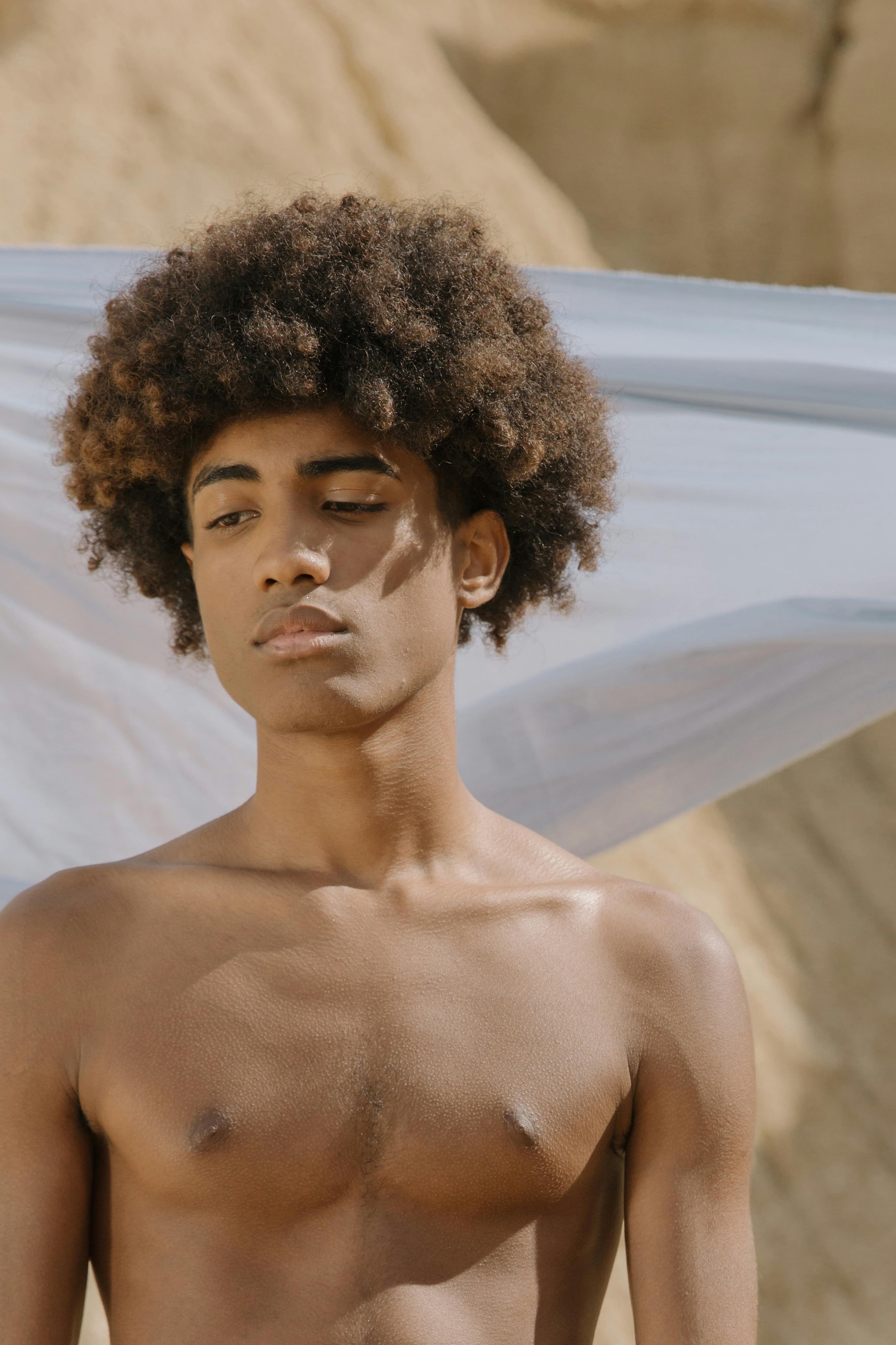 Zadarmo Topless Muž S Afro Vlasmi Fotka z fotobanky