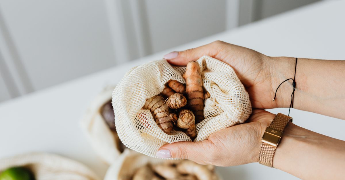 Turmeric root with ground turmeric