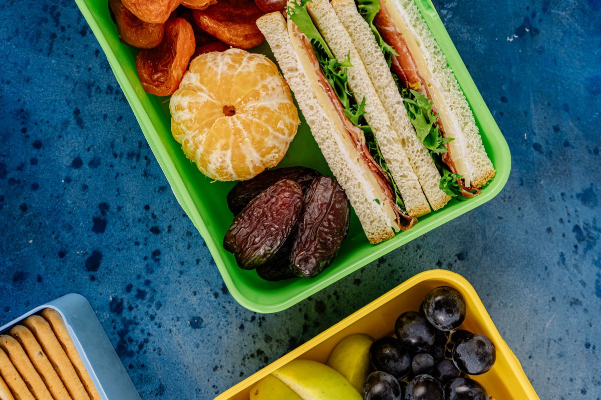 Fiambrera infantil con fruta fresca, tomate cherry y bocadillo integral