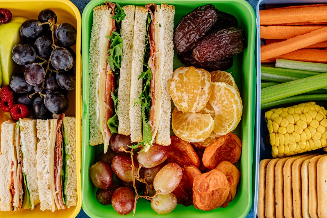 alimentos coloridos ricos en vitaminas, como zanahorias y naranjas.