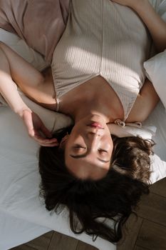 这幅肖像画描绘了一位在柔和阳光下安详熟睡的女人，画面十分宁静