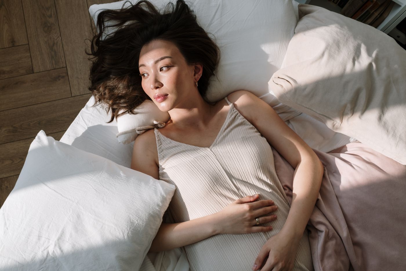 Femme enceinte posant la main sur son ventre pendant un moment de repos