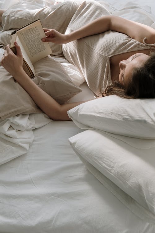 躺在床上看書的女人