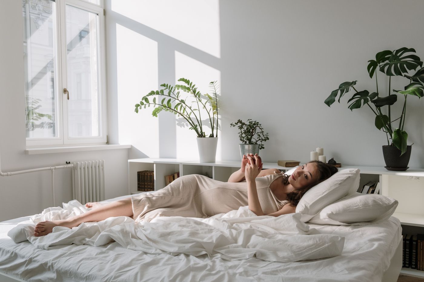 Future maman dans une chambre lumineuse avec une décoration naturelle