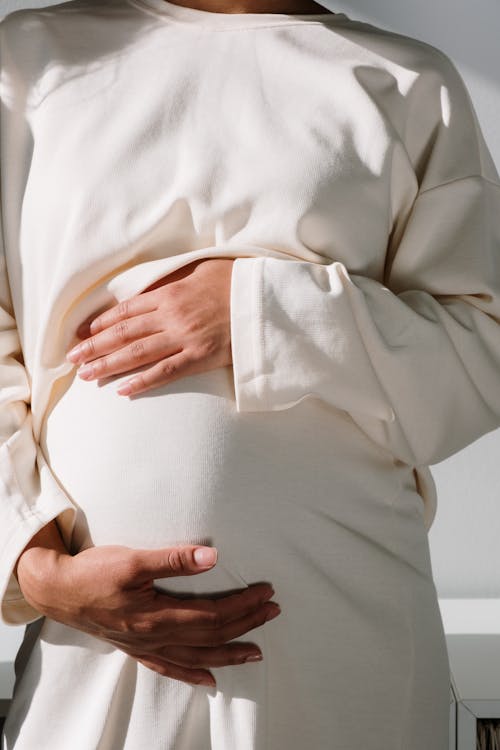 Mujer En Camisa Blanca De Manga Larga