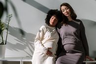 阳光明媚的房间里，两名孕妇正在休息，传递出平静的母性与多元气息