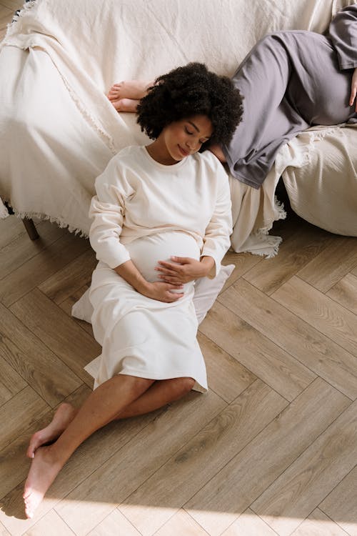 Vrouw In Witte Jurk Met Lange Mouwen Liggend Op Bed