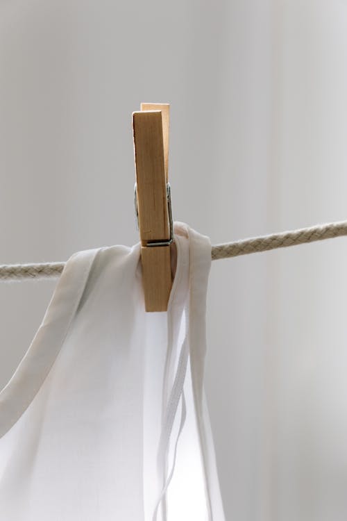 Kahverengi Ahşap Elbise Askısı üzerine Beyaz Tekstil