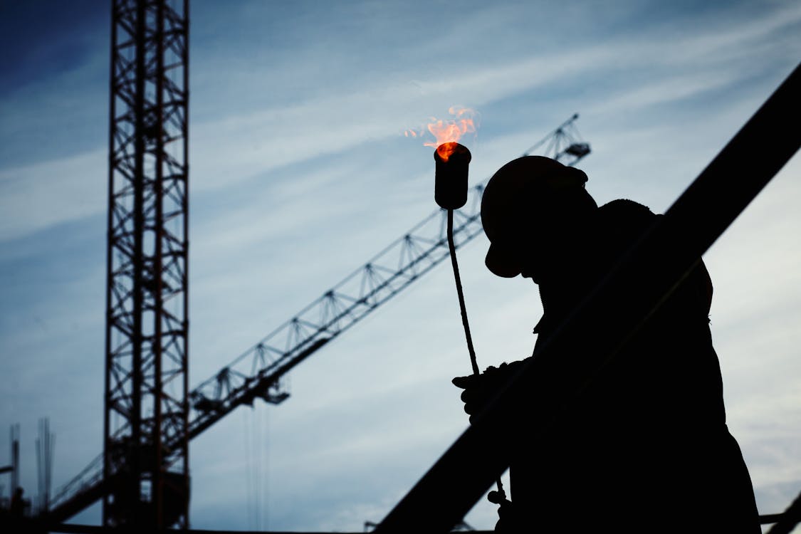 Silhouette Di Uomo Con Lanciafiamme