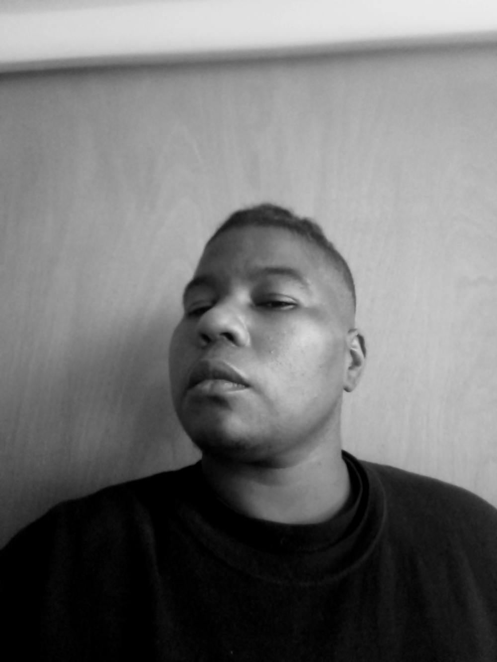 Plombier en intervention sous un évier