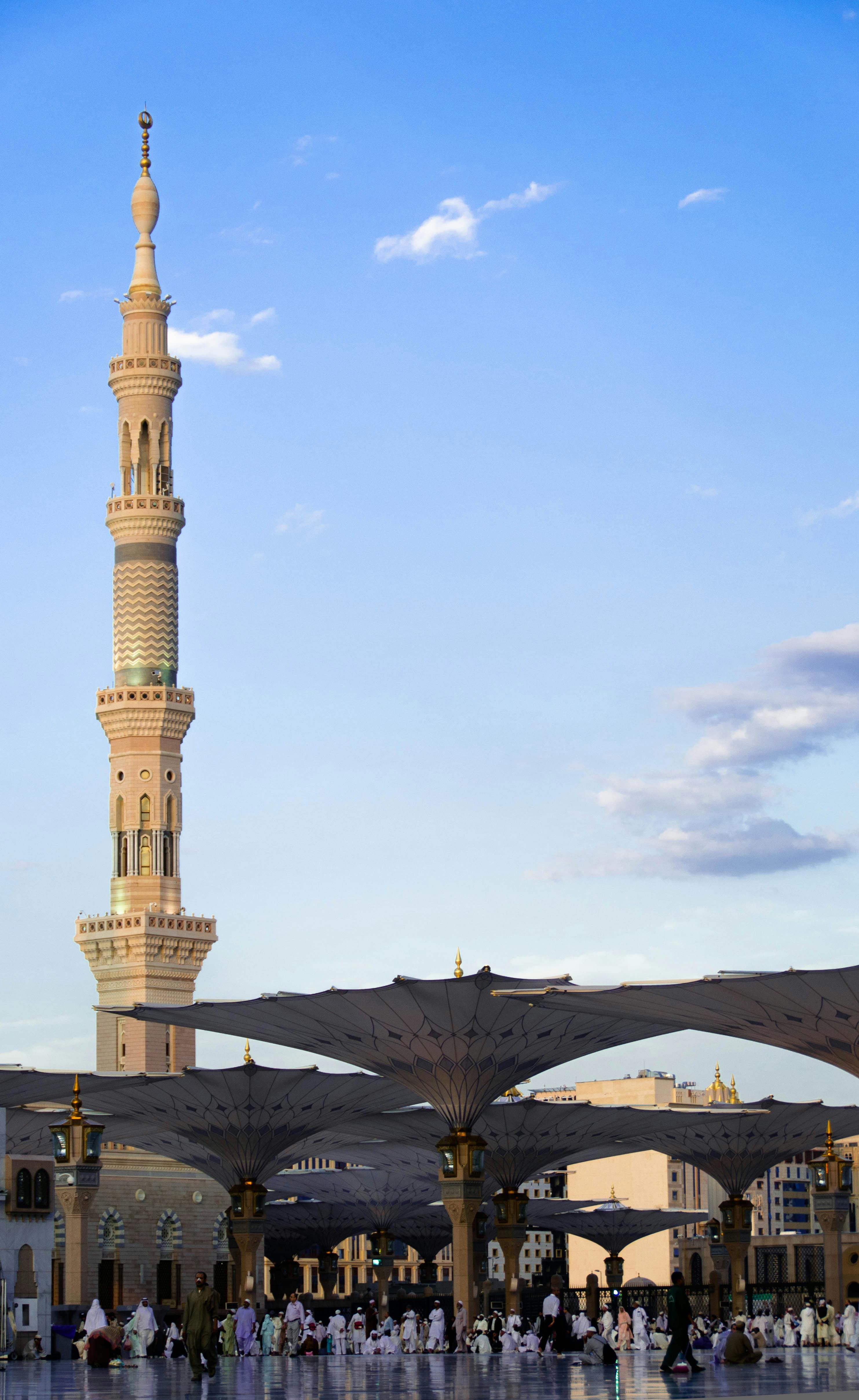 Masjid Nabawi at night time. People walking at night at the Prophet's Mosque  in Medina Stock Photo - Alamy