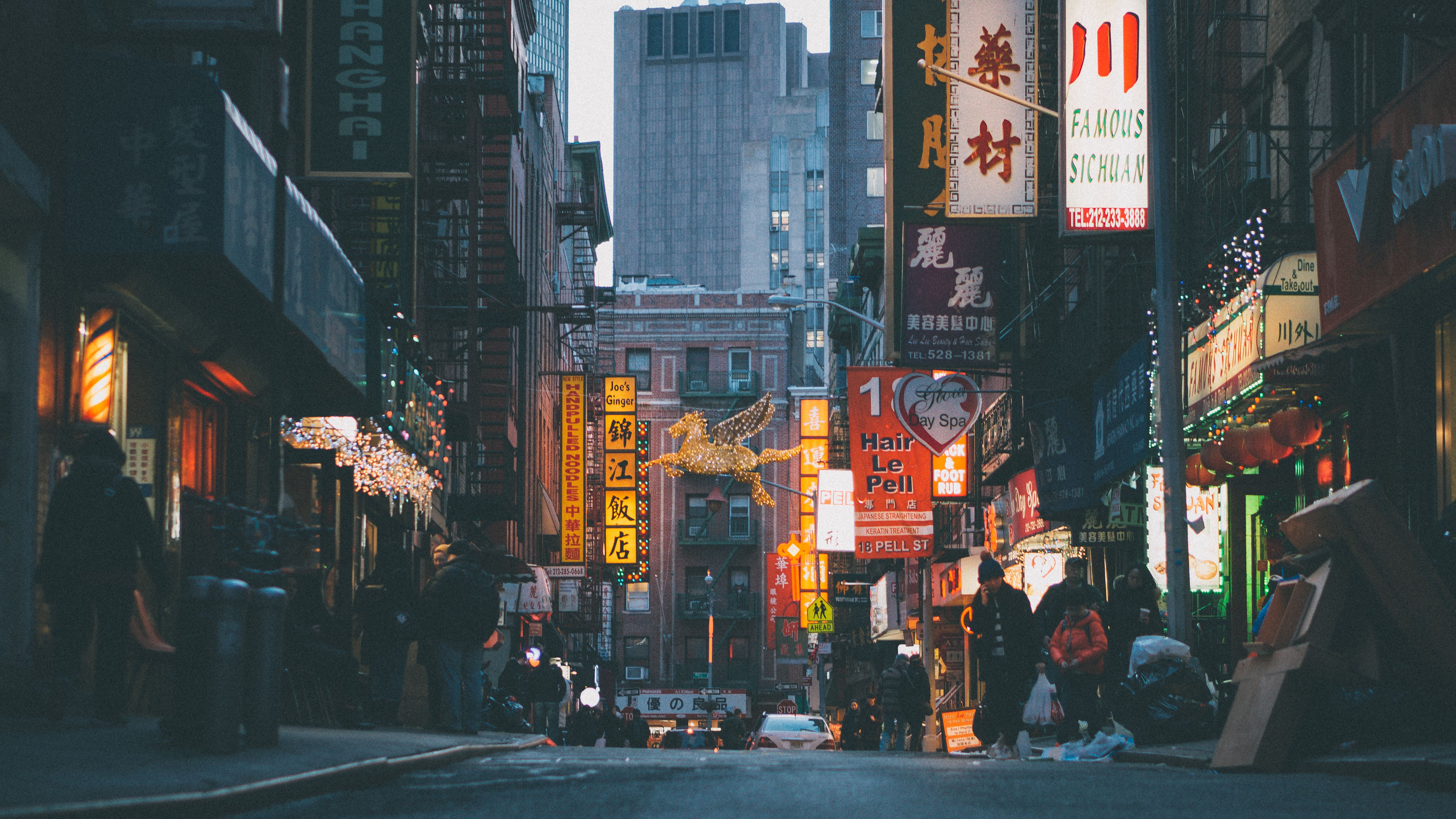 纽约市唐人街街景色彩缤纷，标志明亮，行人熙熙攘攘