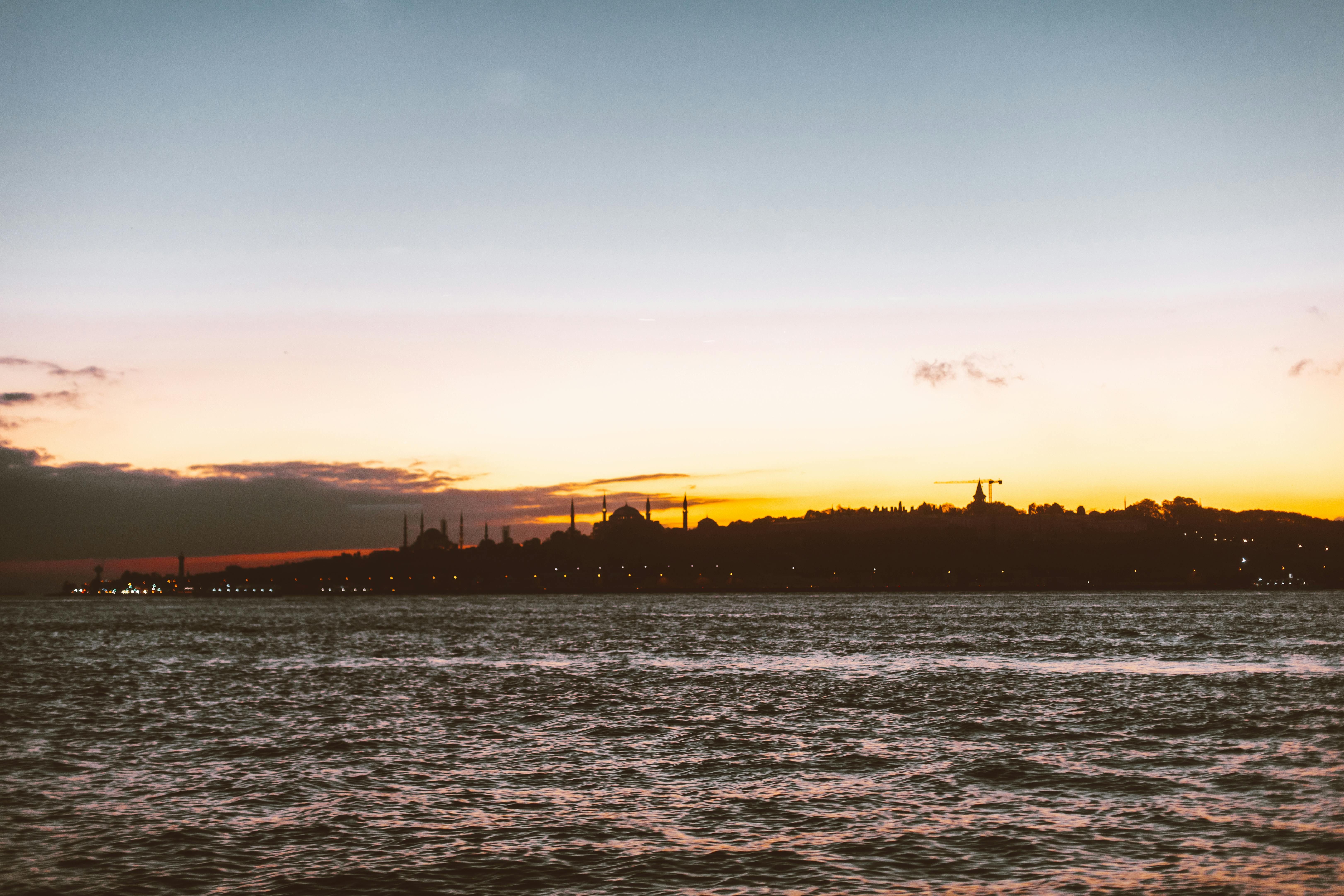 伊斯坦布尔的天际线轮廓映衬着充满活力的天空，博斯普鲁斯海峡上日落美丽