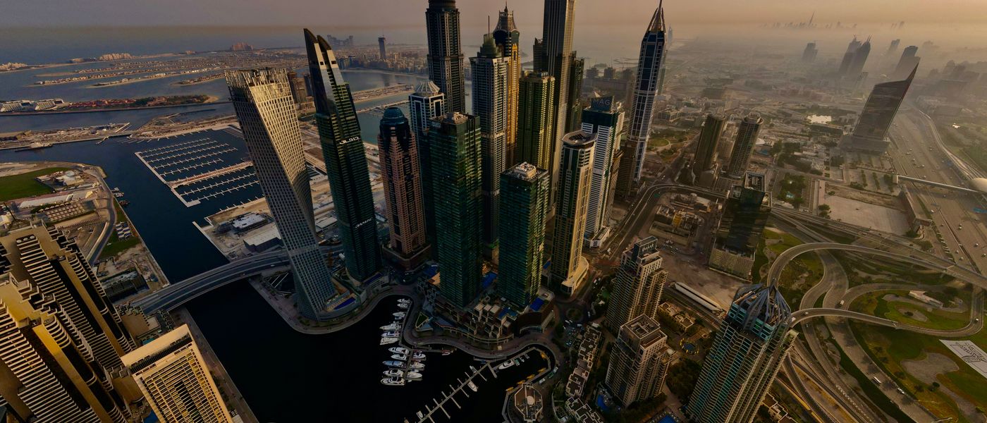 Закат над небоскрёбами Dubai Marina с видом на воду