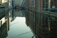 探索汉堡的建筑，捕捉城市之美与水中惊人倒影