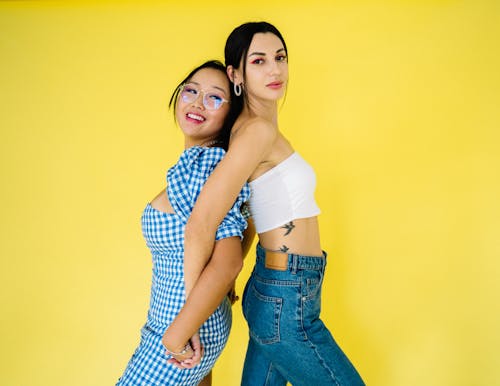 Mujer En Camisa A Cuadros Azul Y Blanco Y Pantalones Vaqueros Azules Sonriendo