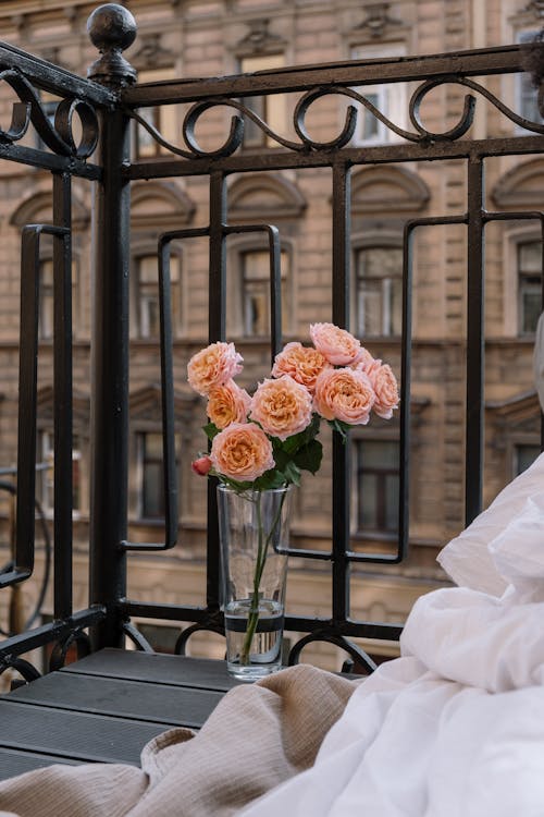 透明玻璃花瓶中的橙色和粉紅色花朵