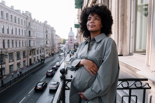 Ücretsiz Kaldırımda Duran Kahverengi Paltolu Kadın Stok Fotoğraflar