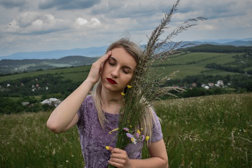 Gratis stockfoto met bloemen, gras, lippenstift
