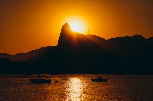 Silhueta De Dois Barcos No Corpo D'água