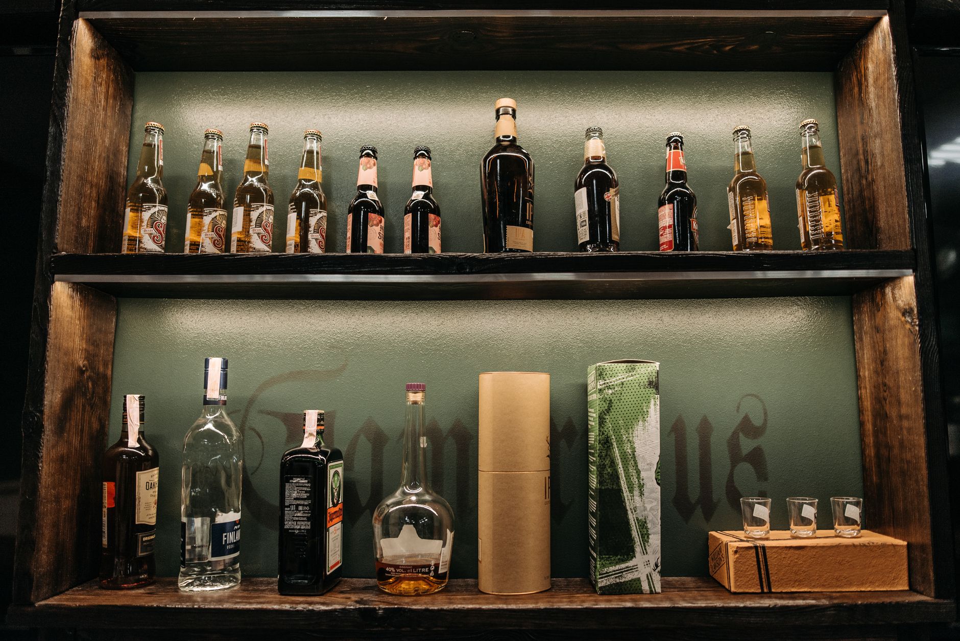 Au Vodka markasının altın renkli votka şişesi