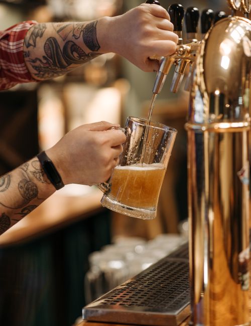 Barman tapt een pintje achter de toog
