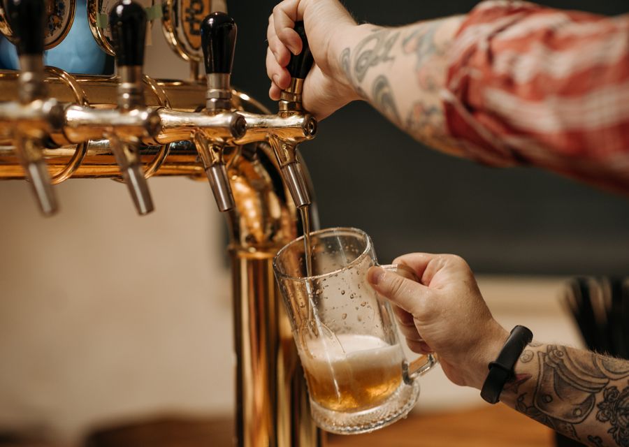 Bier zapfen an der Bar – die Pizza ist gleichzeitig fertig