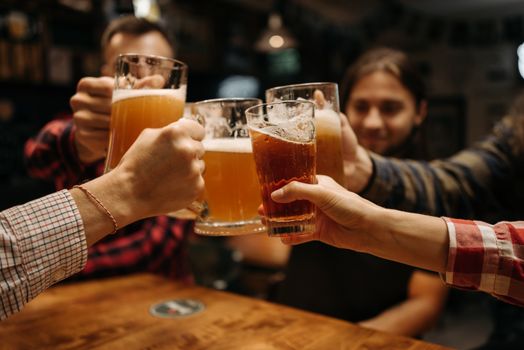 朋友们在室内用啤酒杯庆祝，享受乐趣与友谊