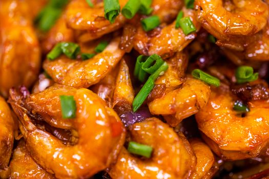一道撒上葱花、凸显浓郁风味的中国虾菜特写