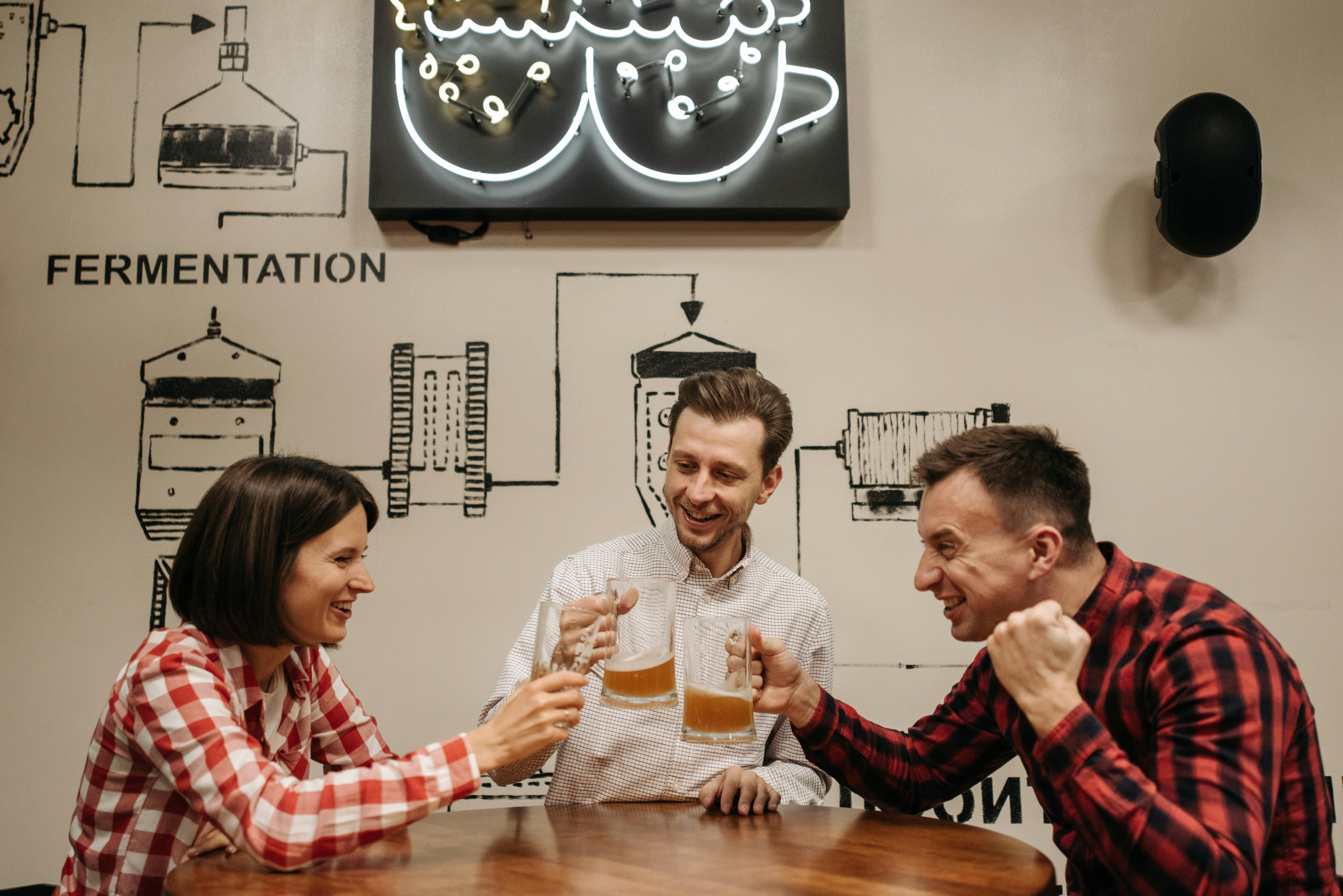 Pessoas experimentando cerveja