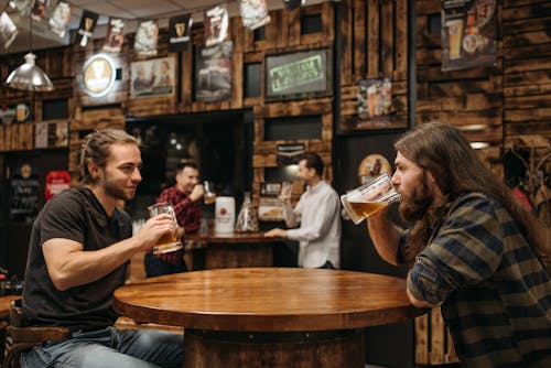 一起, 啤酒杯, 室內 的 免费素材图片