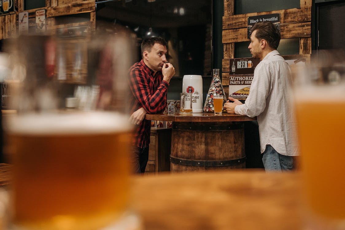 Kostenloses Stock Foto zu abhängen, am tisch, bar