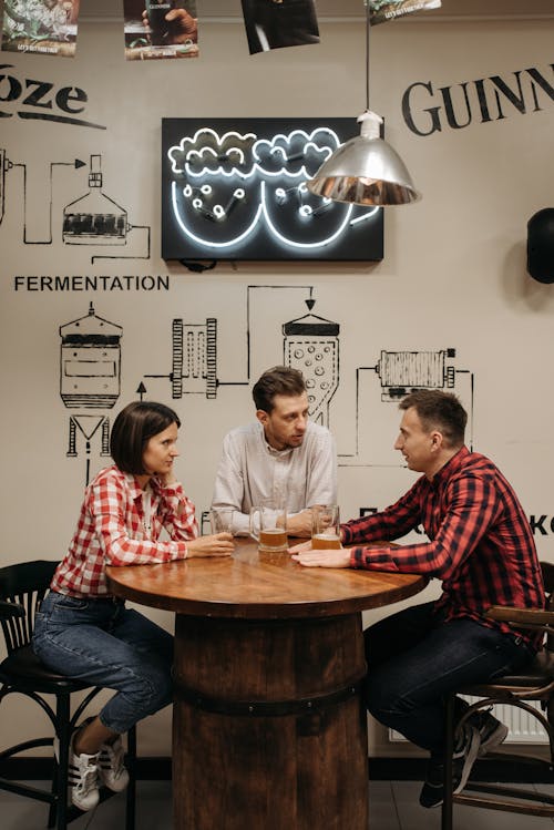 Kostenloses Stock Foto zu am tisch, bier, bierglas