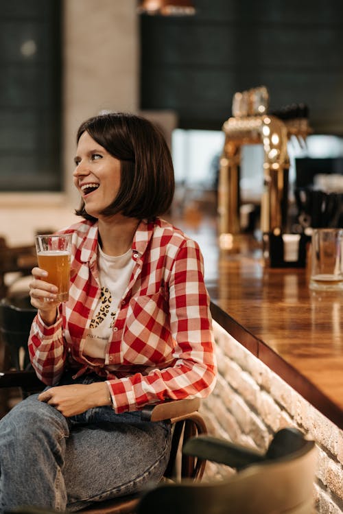 Fotobanka s bezplatnými fotkami na tému alkoholický nápoj, čapované pivo, človek