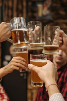 一群朋友在室内碰杯，享受欢乐聚会
