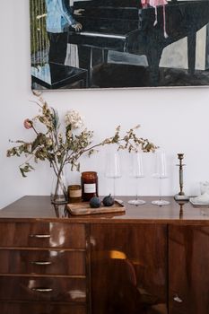 餐厅布置精美，配有艺术品、蜡烛和复古家具，营造出舒适的氛围