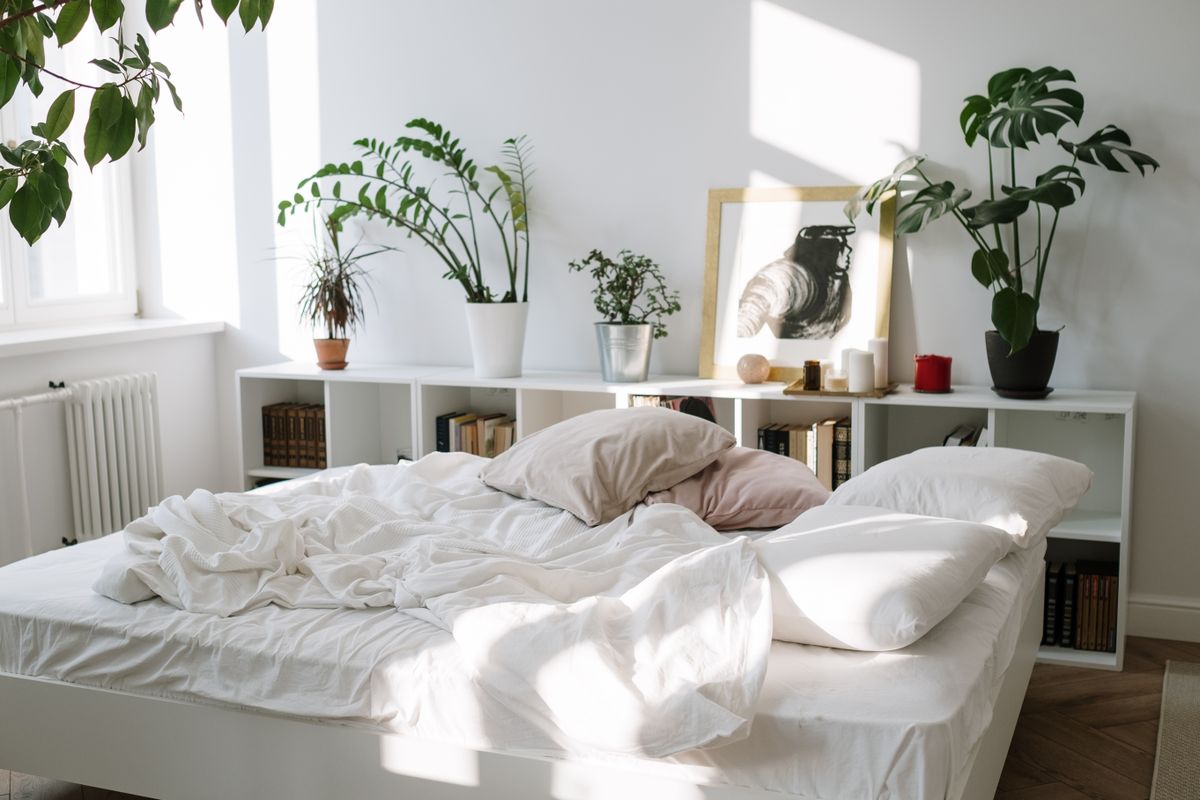 Dormitorio de apartamento turístico con ropa de cama fresca y luminosa
