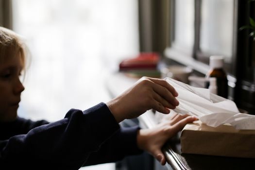 幼儿伸手去拿桌子上有药物的纸巾，涉及疾病概念