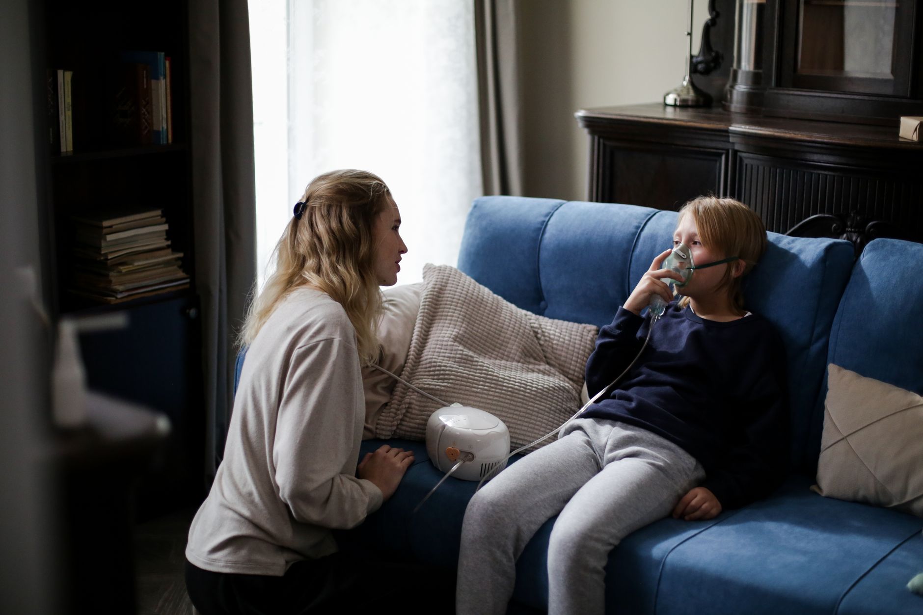 Asma by Kinders: Vroeë Tekens Wat Jy Moet Ken Natuurlike Medisyne Ma help haar siek kind met 'n verstuiver by die huis.