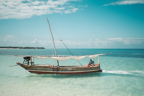 Foto d'estoc gratuïta de barca de pesca, embarcació d'aigua, illa tropical