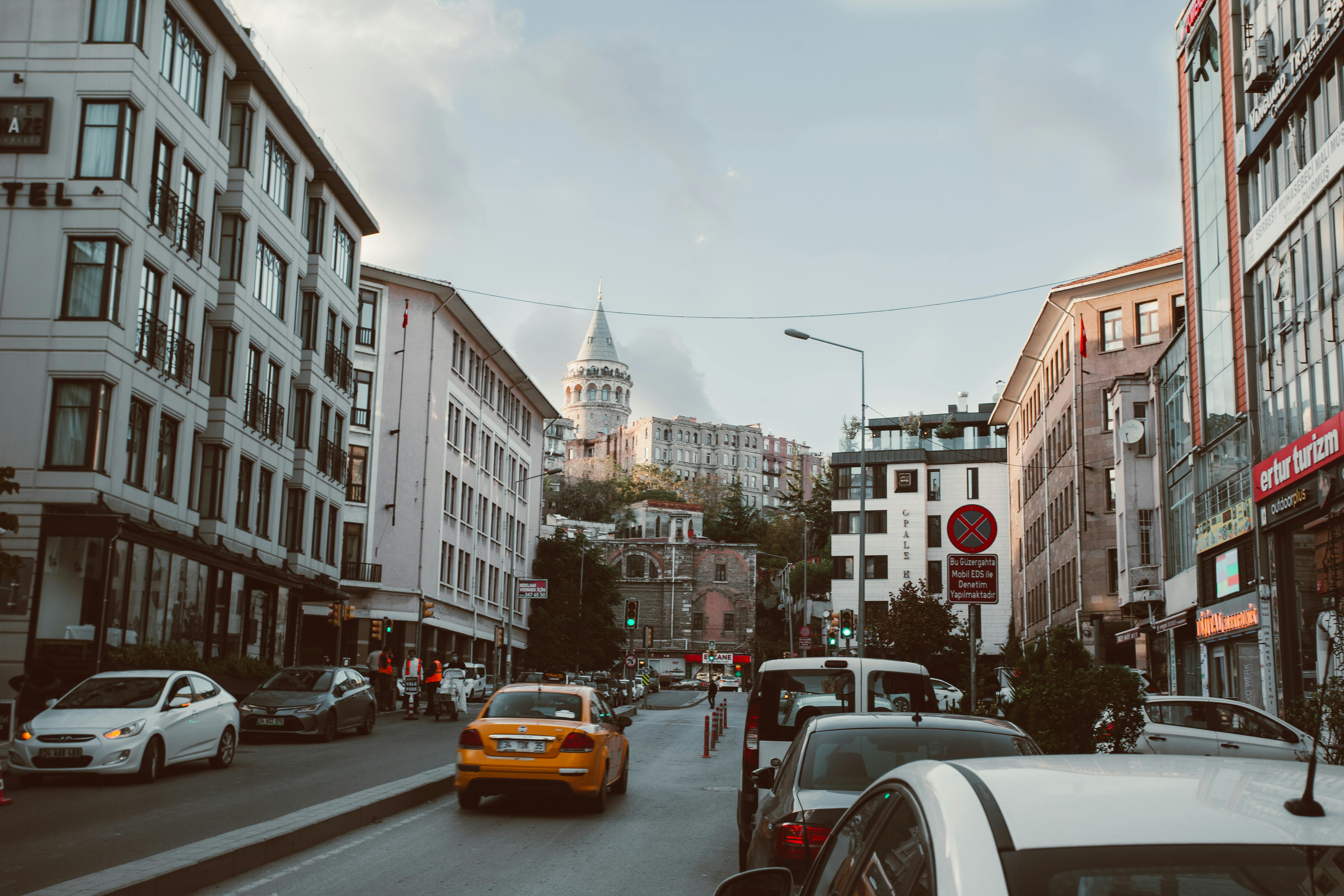 城市街景中，标志性的加拉塔塔矗立在交通与建筑之间