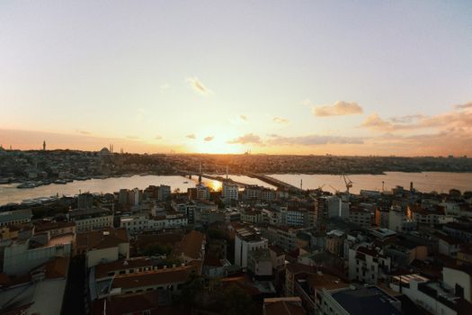 伊斯坦布尔美丽的日落时分，令人惊叹的鸟瞰图展示了这座城市标志性的天际线和金角湾