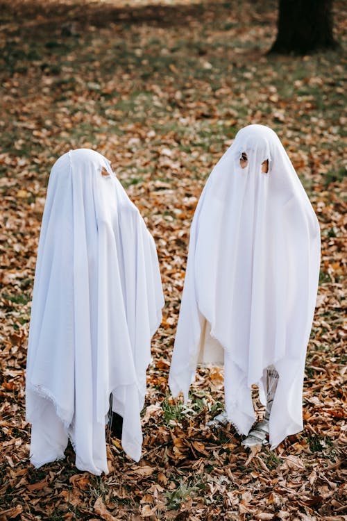 Enfants Jouant Aux Fantômes à L'halloween