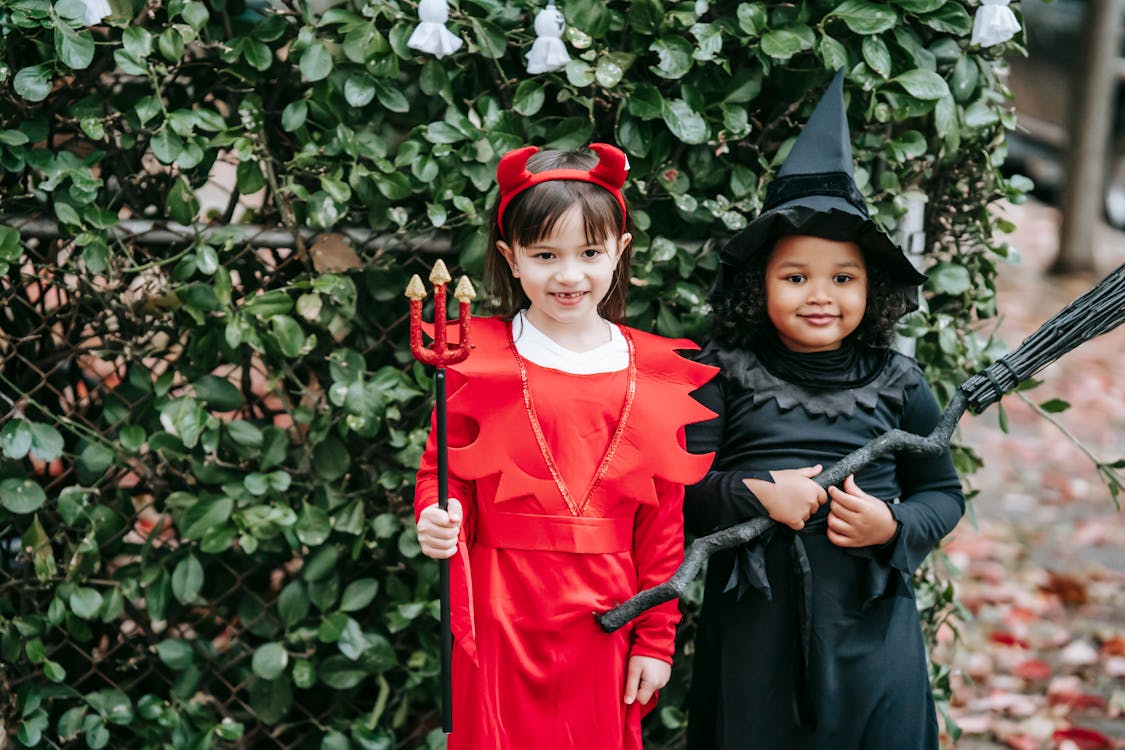 Cute multiracial girls in Halloween costumes · Free Stock Photo